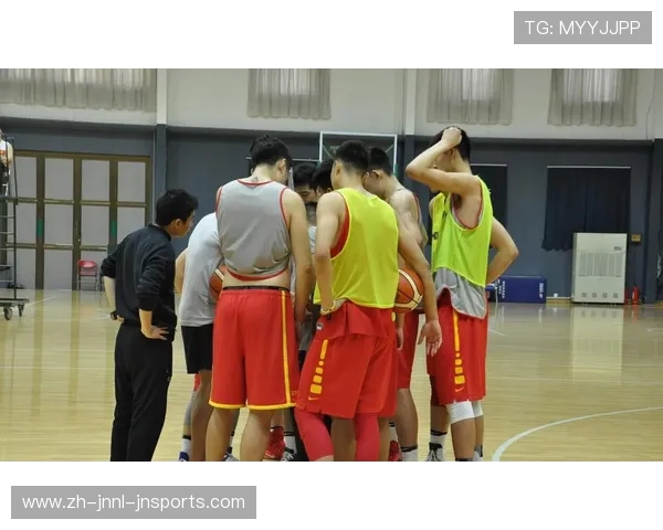 篮球运动员通过视频回放提升比赛理解和战术执行能力